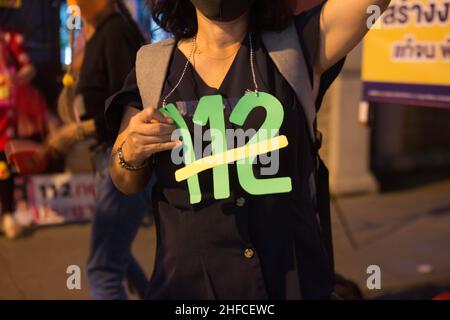 Bangkok, Bangkok, Thailand. 14th Januar 2022. Politische Demonstranten mit Trikots mit Symbolen gegen das lÃ¨se-majesté-Gesetz Artikel 112 (Bildnachweis: © Atiwat Silpamethanont/Pacific Press via ZUMA Press Wire) Stockfoto