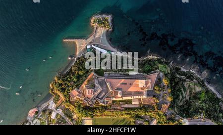 Blick von oben auf die herrliche Burg von Baia in der Stadt Bacoli in der Provinz Neapel. Eines der schönsten Schlösser unseres Landes. Stockfoto