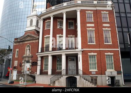 James Watson House, 7 State Street, erbaut 1793, und Church of Our Lady of the Holy Rosary (links), in Lower Manhattan, New York, NY, USA Stockfoto