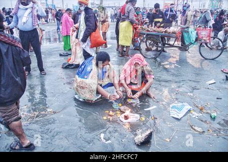 14. Januar 2022, Süd-24-Parganas, Westbengalen, Indien: Alle Pilger und Sadhus werden für das Heilige Bad auf Makar Sankranti Punyatithi genossen. Makar Sankranti oder Uttarayan oder Maghi oder einfach Sankranti, auch bekannt in Bangladesch und Westbengalen als Poush Sankranti, und in Nepal als Maghe Sankranti, bedeutet sankranti hier ''˜Transfer', dieser Tag gilt als Übergangstag der Sonne in den Steinbock. Jetzt bewegt sich die Sonne nach Norden im hinduistischen Kalender, der der Gottheit Surya (Sonne) gewidmet ist, werden viele einheimische Feste in ganz Indien organisiert. Es wird jedes Jahr am Tag beobachtet, an dem die Sonne in den Caprico eindringt Stockfoto