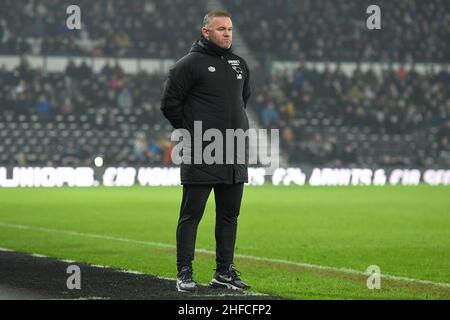 DERBY, GROSSBRITANNIEN. JAN 15th Wayne Rooney, Manager von Derby County, schaut während des Sky Bet Championship-Spiels zwischen Derby County und Sheffield United im Pride Park, Derby, am Samstag, 15th. Januar 2022. (Kredit: Jon Hobley | MI News) Kredit: MI Nachrichten & Sport /Alamy Live News Stockfoto