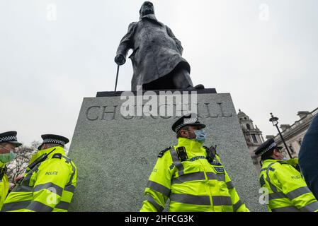 London, Großbritannien. 15. Januar 2022. Die Polizei umzingeln die Winston Churchill-Statue auf dem Parliament Square während eines Protestes zum Töten des Gesetzentwurfs im Zentrum von London. Die Proteste wurden von dem Gesetz über Polizei, Kriminalität, Verurteilung und Gerichte angeregt, das vorschlägt, der Polizei in England und Wales mehr Macht zu geben, Bedingungen für gewaltfreie Proteste aufzuerlegen, einschließlich solcher, die als zu laut oder belästigend angesehen werden. Kredit: Stephen Chung / Alamy Live Nachrichten Stockfoto