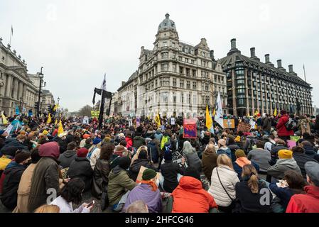 London, Großbritannien. 15. Januar 2022. Menschen auf dem Parliament Square während eines Protestes zum Töten des Gesetzentwurfs im Zentrum von London. Die Proteste wurden von dem Gesetz über Polizei, Kriminalität, Verurteilung und Gerichte angeregt, das vorschlägt, der Polizei in England und Wales mehr Macht zu geben, Bedingungen für gewaltfreie Proteste aufzuerlegen, einschließlich solcher, die als zu laut oder belästigend angesehen werden. Kredit: Stephen Chung / Alamy Live Nachrichten Stockfoto