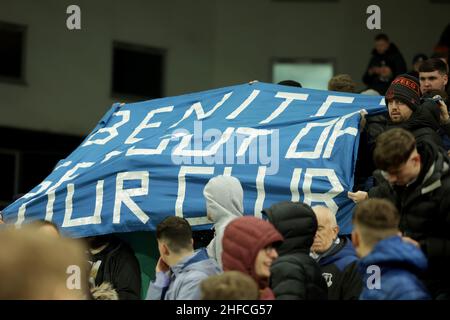 15th. Januar 2022: Carrow Road, Norwich, Norforlk, England; Premier League Football, Norwich gegen Everton; Fans halten ein Banner hoch, auf dem Benitez nach dem Verlust von 2-1 aus unserem Club aussteigen soll Stockfoto