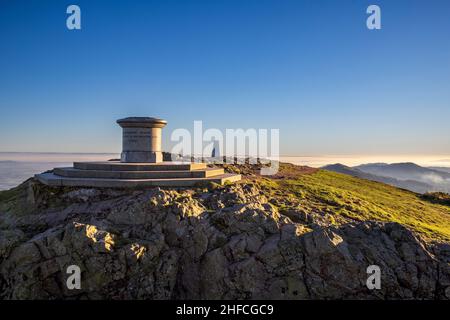 Worcestershire Beacon und der Toposkop- und Triangulationspunkt bei Sonnenuntergang in den Malverns, England Stockfoto