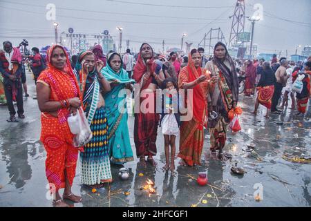 14. Januar 2022, Süd-24-Parganas, Westbengalen, Indien: Alle Pilger und Sadhus werden für das Heilige Bad auf Makar Sankranti Punyatithi genossen. Makar Sankranti oder Uttarayan oder Maghi oder einfach Sankranti, auch bekannt in Bangladesch und Westbengalen als Poush Sankranti, und in Nepal als Maghe Sankranti, bedeutet sankranti hier ''˜Transfer', dieser Tag gilt als Übergangstag der Sonne in den Steinbock. Jetzt bewegt sich die Sonne nach Norden im hinduistischen Kalender, der der Gottheit Surya (Sonne) gewidmet ist, werden viele einheimische Feste in ganz Indien organisiert. Es wird jedes Jahr am Tag beobachtet, an dem die Sonne in den Caprico eindringt Stockfoto