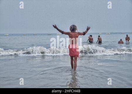 14. Januar 2022, Süd-24-Parganas, Westbengalen, Indien: Alle Pilger und Sadhus werden für das Heilige Bad auf Makar Sankranti Punyatithi genossen. Makar Sankranti oder Uttarayan oder Maghi oder einfach Sankranti, auch bekannt in Bangladesch und Westbengalen als Poush Sankranti, und in Nepal als Maghe Sankranti, bedeutet sankranti hier ''˜Transfer', dieser Tag gilt als Übergangstag der Sonne in den Steinbock. Jetzt bewegt sich die Sonne nach Norden im hinduistischen Kalender, der der Gottheit Surya (Sonne) gewidmet ist, werden viele einheimische Feste in ganz Indien organisiert. Es wird jedes Jahr am Tag beobachtet, an dem die Sonne in den Caprico eindringt Stockfoto