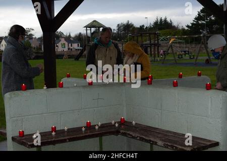 Ballydehob, West Cork, Irland. 15th Januar 2022. Etwa 200 Menschen versammelten sich heute Abend auf dem Ballydehob Playground, um eine Mahnwache zum Gedenken an Ashling Murphy abzuhalten. Frau Murphy, eine 23-jährige Grundschullehrerin, wurde am Mittwochnachmittag am Ufer des Canale Grande, Co. Offaly, tot aufgefunden. Gardaí sind immer noch auf der Suche nach ihrem Mörder, der auf breiter Basis bleibt. Ein Mann wurde verhaftet und verhört, aber ohne Anklage freigelassen, nachdem er von jeglicher Beteiligung an diesem Verbrechen freigesprochen wurde. Gardaí hat gesagt, dass sie versuchen, mit einer Person zu sprechen, die an dem Fall interessiert ist. Kredit; ED/Alamy Live Nachrichten Stockfoto