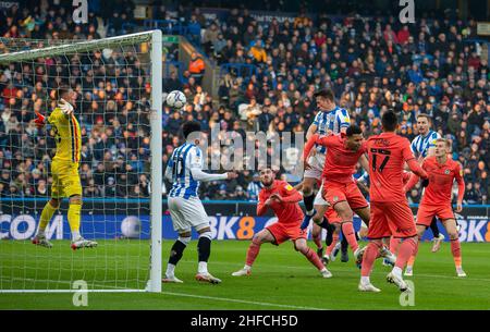 Jonathan Hogg von Huddersfield Town hat einen Kopfball, den Swansea-Torwart Ben Hamer während des Sky Bet Championship-Spiels im John Smith's Stadium, Huddersfield, gespeichert hat. Bilddatum: Samstag, 15. Januar 2022. Stockfoto