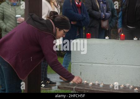 Ballydehob, West Cork, Irland. 15th Januar 2022. Etwa 200 Menschen versammelten sich heute Abend auf dem Ballydehob Playground, um eine Mahnwache zum Gedenken an Ashling Murphy abzuhalten. Frau Murphy, eine 23-jährige Grundschullehrerin, wurde am Mittwochnachmittag am Ufer des Canale Grande, Co. Offaly, tot aufgefunden. Gardaí sind immer noch auf der Suche nach ihrem Mörder, der auf breiter Basis bleibt. Ein Mann wurde verhaftet und verhört, aber ohne Anklage freigelassen, nachdem er von jeglicher Beteiligung an diesem Verbrechen freigesprochen wurde. Gardaí hat gesagt, dass sie versuchen, mit einer Person zu sprechen, die an dem Fall interessiert ist. Kredit; ED/Alamy Live Nachrichten Stockfoto