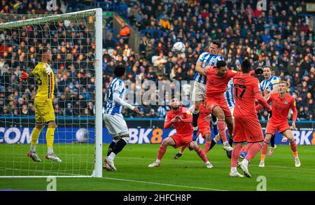 Jonathan Hogg von Huddersfield Town hat einen Kopfball, den Swansea-Torwart Ben Hamer während des Sky Bet Championship-Spiels im John Smith's Stadium, Huddersfield, gespeichert hat. Bilddatum: Samstag, 15. Januar 2022. Stockfoto