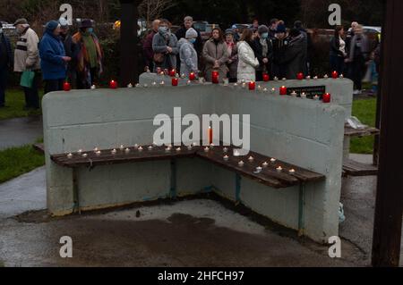 Ballydehob, West Cork, Irland. 15th Januar 2022. Etwa 200 Menschen versammelten sich heute Abend auf dem Ballydehob Playground, um eine Mahnwache zum Gedenken an Ashling Murphy abzuhalten. Frau Murphy, eine 23-jährige Grundschullehrerin, wurde am Mittwochnachmittag am Ufer des Canale Grande, Co. Offaly, tot aufgefunden. Gardaí sind immer noch auf der Suche nach ihrem Mörder, der auf breiter Basis bleibt. Ein Mann wurde verhaftet und verhört, aber ohne Anklage freigelassen, nachdem er von jeglicher Beteiligung an diesem Verbrechen freigesprochen wurde. Gardaí hat gesagt, dass sie versuchen, mit einer Person zu sprechen, die an dem Fall interessiert ist. Kredit; ED/Alamy Live Nachrichten Stockfoto