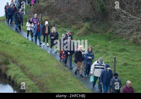 Ballydehob, West Cork, Irland. 15th Januar 2022. Etwa 200 Menschen versammelten sich heute Abend auf dem Ballydehob Playground, um eine Mahnwache zum Gedenken an Ashling Murphy abzuhalten. Frau Murphy, eine 23-jährige Grundschullehrerin, wurde am Mittwochnachmittag am Ufer des Canale Grande, Co. Offaly, tot aufgefunden. Gardaí sind immer noch auf der Suche nach ihrem Mörder, der auf breiter Basis bleibt. Ein Mann wurde verhaftet und verhört, aber ohne Anklage freigelassen, nachdem er von jeglicher Beteiligung an diesem Verbrechen freigesprochen wurde. Gardaí hat gesagt, dass sie versuchen, mit einer Person zu sprechen, die an dem Fall interessiert ist. Kredit; ED/Alamy Live Nachrichten Stockfoto