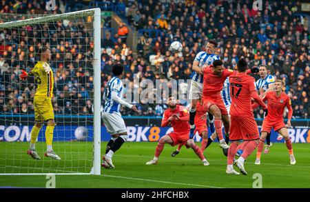 Jonathan Hogg von Huddersfield Town hat einen Kopfball, den Swansea-Torwart Ben Hamer während des Sky Bet Championship-Spiels im John Smith's Stadium, Huddersfield, gespeichert hat. Bilddatum: Samstag, 15. Januar 2022. Stockfoto