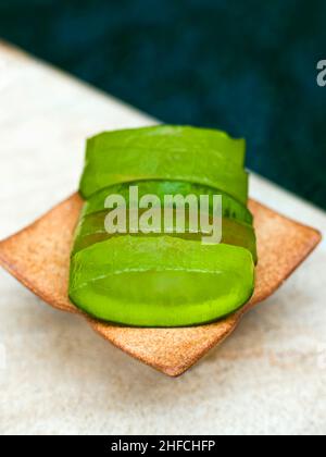 Ein Stück Aloe Vera im Rebab Spa, Kayumanis gangsa, Bali, Indonesien. Aloe Vera wird verwendet, um ausgetrockte Haut in einer Reihe von Körperbehandlungen mit Feuchtigkeit zu versorgen. Stockfoto