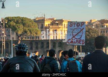 Rom, Italien. 15th Januar 2022. Rom, Protest gegen den Grünen Pass und Impfstoffe auf der Piazza San Giovanni viele Menschen haben sich auf der Piazza San Giovanni in Rom für den Sitz in No vax und No Green Pass gegen die Impfpflicht versammelt. Kredit: Unabhängige Fotoagentur/Alamy Live Nachrichten Stockfoto