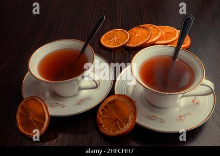 Zwei Tassen Tee mit getrockneten Orangen Stockfoto