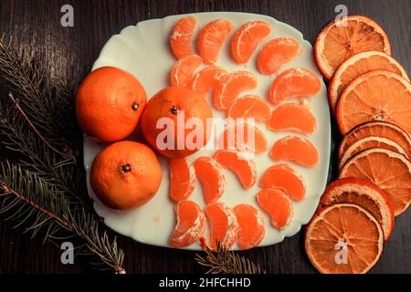 Mandarinen und Orangen auf einem weißen Teller Stockfoto