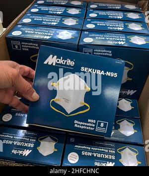 Orlando, Usa. 14th Januar 2022. An dem Tag, an dem die Centers for Disease Control and Prevention (CDC) ihre Leitlinien für Masken für die breite Öffentlichkeit aktualisiert haben, werden in einem Home Depot-Geschäft in Orlando N95 Gesichtsmasken ausgestellt. Die CDC sagt nun, dass die Menschen sich für das Tragen von N95 und KN95 Masken entscheiden können, weil sie den besten Schutz gegen Covid-19 bieten. Darüber hinaus empfiehlt die CDC, dass Menschen die schützendste Maske tragen, die gut passt und konsequent getragen wird. (Foto von Paul Hennessy/SOPA Images/Sipa USA) Quelle: SIPA USA/Alamy Live News Stockfoto
