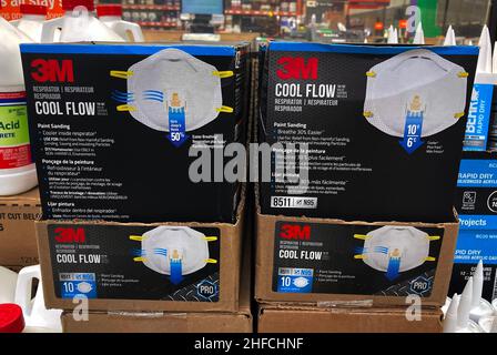 Orlando, Usa. 14th Januar 2022. An dem Tag, an dem die Centers for Disease Control and Prevention (CDC) ihre Leitlinien für Masken für die breite Öffentlichkeit aktualisiert haben, werden in einem Home Depot-Geschäft in Orlando N95 Gesichtsmasken ausgestellt. Die CDC sagt nun, dass die Menschen sich für das Tragen von N95 und KN95 Masken entscheiden können, weil sie den besten Schutz gegen Covid-19 bieten. Darüber hinaus empfiehlt die CDC, dass Menschen die schützendste Maske tragen, die gut passt und konsequent getragen wird. (Foto von Paul Hennessy/SOPA Images/Sipa USA) Quelle: SIPA USA/Alamy Live News Stockfoto