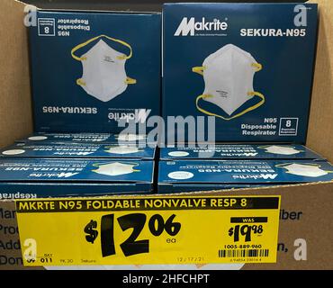 Orlando, Usa. 14th Januar 2022. An dem Tag, an dem die Centers for Disease Control and Prevention (CDC) ihre Leitlinien für Masken für die breite Öffentlichkeit aktualisiert haben, werden in einem Home Depot-Geschäft in Orlando N95 Gesichtsmasken ausgestellt. Die CDC sagt nun, dass die Menschen sich für das Tragen von N95 und KN95 Masken entscheiden können, weil sie den besten Schutz gegen Covid-19 bieten. Darüber hinaus empfiehlt die CDC, dass Menschen die schützendste Maske tragen, die gut passt und konsequent getragen wird. (Foto von Paul Hennessy/SOPA Images/Sipa USA) Quelle: SIPA USA/Alamy Live News Stockfoto