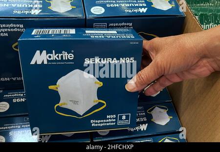 Orlando, Usa. 14th Januar 2022. An dem Tag, an dem die Centers for Disease Control and Prevention (CDC) ihre Leitlinien für Masken für die breite Öffentlichkeit aktualisiert haben, werden in einem Home Depot-Geschäft in Orlando N95 Gesichtsmasken ausgestellt. Die CDC sagt nun, dass die Menschen sich für das Tragen von N95 und KN95 Masken entscheiden können, weil sie den besten Schutz gegen Covid-19 bieten. Darüber hinaus empfiehlt die CDC, dass Menschen die schützendste Maske tragen, die gut passt und konsequent getragen wird. (Foto von Paul Hennessy/SOPA Images/Sipa USA) Quelle: SIPA USA/Alamy Live News Stockfoto