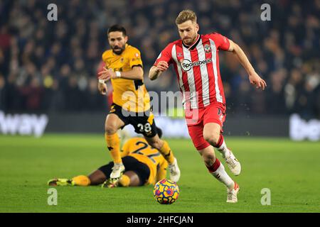 Wolverhampton, Großbritannien. 15th Januar 2022. Stuart Armstrong #17 von Southampton läuft mit dem Ball in Wolverhampton, Vereinigtes Königreich am 1/15/2022. (Foto von Conor Molloy/News Images/Sipa USA) Quelle: SIPA USA/Alamy Live News Stockfoto