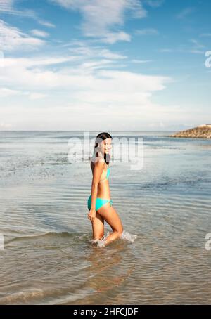 Porträt einer jungen Balinesin im Kayumanis gangsa Beach Club, Sanur, Bali, Indonesien. Stockfoto