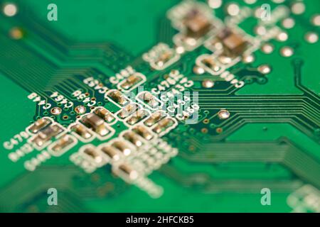 Viele kleine elektronische Bauteile löten auf grüne Leiterplatte (PCB). Stockfoto