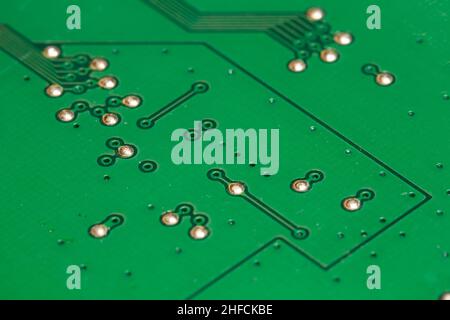 Fehlende elektronische Komponenten auf grüner Leiterplatte (PCB). Stockfoto