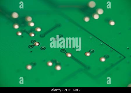 Fehlende elektronische Komponenten auf grüner Leiterplatte (PCB). Stockfoto