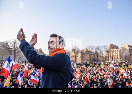 Der Patrioten-Führer Florian Philippot bei der Demonstration gegen den Gesundheitsausweis. Mehrere Zehntausende von Menschen marschierten in Paris auf den Ruf von Florian Philippot und 'The Patriots' ein. Die Demonstranten protestierten im Namen der Freiheiten gegen die Verpflichtungen des Impfpass. Paris, Frankreich, am 15. Januar 2022. Foto von Pierrick Villette/ABACAPRESS.COM Stockfoto