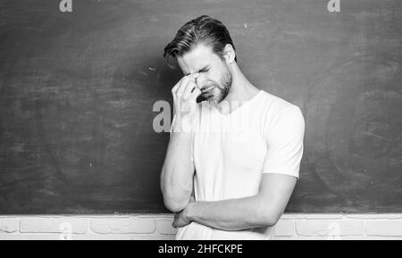 Lehrer Sprecher Dozent. Quelle von Energie und Inspiration. Beginnen wir mit der Lektion. Mann Lehrer vor der Tafel. Das Lehren könnte mehr Spaß machen Stockfoto