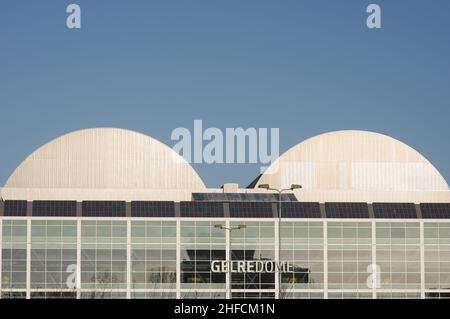 Arnhem, Niederlande - 6. Januar 2022: Rückseite von Gelredome. GelreDome ist ein Fußballstadion in der Stadt Arnhem Stockfoto