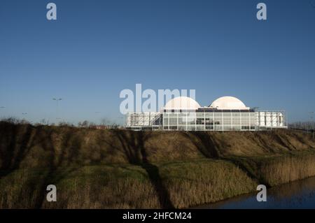 Arnhem, Niederlande - 6. Januar 2022: Rückseite von Gelredome. GelreDome ist ein Fußballstadion in der Stadt Arnhem Stockfoto