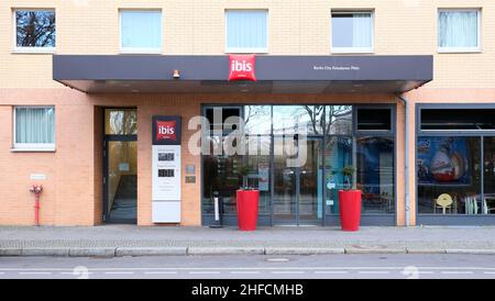 Berlin, 20. Dezember 2021, Eingang und Vorderansicht des Ibis Hotels am Potsdamer Platz Stockfoto