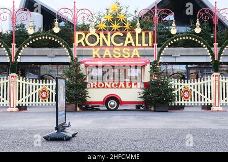 Berlin, 20. Dezember 2021, Eingangskasse des Circus Roncalli mit Weihnachtsdekoration vor dem Tempodrom. Stockfoto