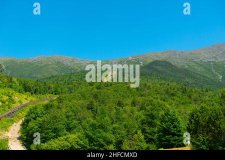 Mount Washington im Sommer mit antiken Zahnradzügen auf der Strecke. Aus dem Dorf Bretton Woods, Stadt Carroll, New Hampshire NH, USA. Stockfoto