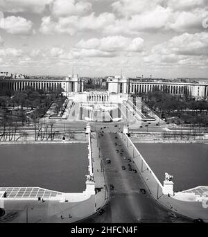 1950s, historisches Bild aus dieser Zeit der Pont d'Lena Brücke über die seine und dem Palais de Chaillot, im "modernen" Stil für die Exposition International von 1937, Paris, Frankreich gebaut. Die Brücke führt auch zum berühmten Eiffelturm. Stockfoto