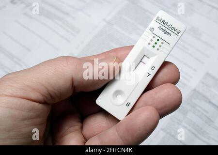 Schnelltest auf Coronavirus mit negativem Ergebnis in der Hand Stockfoto
