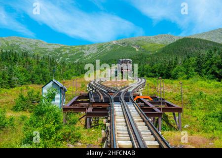 Mount Washington im Sommer mit antiken Zahnradbahn. Vom Zahnradbahn auf dem Mount Washington in White Mountain, New Hampshire NH, USA aus gesehen. Stockfoto