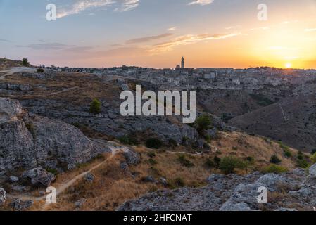 Matera Landschaftspanorama mit Sonnenuntergang über dem historischen Stadtzentrum von Sassi in Italien Basilicata Stockfoto