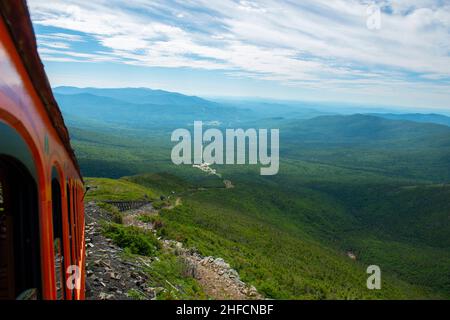 Mount Washington im Sommer mit antiken Zahnradbahn. Vom Zahnradbahn auf dem Mount Washington in White Mountain, New Hampshire NH, USA aus gesehen. Stockfoto