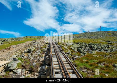 Mount Washington im Sommer mit antiken Zahnradbahn. Vom Zahnradbahn auf dem Mount Washington in White Mountain, New Hampshire NH, USA aus gesehen. Stockfoto