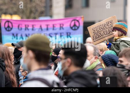 Regierungsfeindliche Demonstranten im Stadtzentrum von Manchester, einschließlich der Demonstranten von Kill the Bill. Im ganzen Land finden am Samstag, dem 15th. Januar 2022, Proteste statt, bevor nächste Woche im Oberhaus über Anti-Protestmaßnahmen abgestimmt wird. In London, Bristol, Coventry, Newcastle, Liverpool, Sheffield, Plymouth – Demonstranten drängen Kollegen, gegen Änderungen des Gesetzes über Polizei, Kriminalität, Verurteilung und Gerichte zu stimmen, wenn es am Montag ins Haus zurückkehrt. Einige dieser Maßnahmen würden es der Polizei ermöglichen, gegen Proteste vorzugehen, die „ernsthafte Belästigung“ verursachen, und sie zu geben Stockfoto