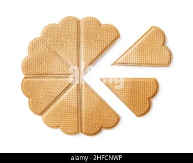 Süße herzförmige Waffeln zum Garnieren sind in einer Radform isoliert auf weißem Hintergrund. Dünne flache Waffelplätzchen zur Eisdekoration. Stockfoto