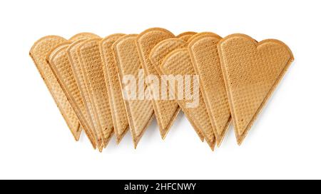 Haufen süßer herzförmiger Waffeln zur Eisdekoration isoliert auf weißem Hintergrund. Dünne flache Waffelplätzchen für die Dessert-Garnierung Makro. Stockfoto