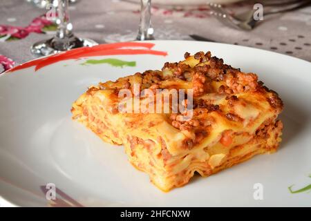 Traditionelle hausgemachte italienische Lasagne mit ragù Bolognese und Béchamel-Sauce. Sechs Schichten. Stockfoto