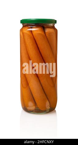 Frankfurter im Glas isoliert auf weißem Hintergrund. Lange Würstchen zum grillen. Traditionelle gekochte, geräucherte Bockwurst-Cutout. Voll Glas konservierten ho Stockfoto
