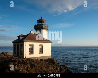 WA21119-00...WASHINGTON - Limed Kiln Lighthouse das Hotel liegt am Ufer der Haro Strait und ist eines der beliebtesten Walbeobachtungsgebiete von San Juan Stockfoto